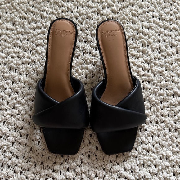 🖤 Abercrombie & Fitch Puffy Twist Heels 🖤 - Picture 3 of 7